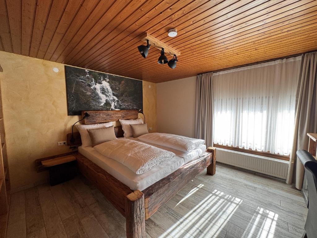 Postel nebo postele na pokoji v ubytování Black Forest Hotel Todtnau