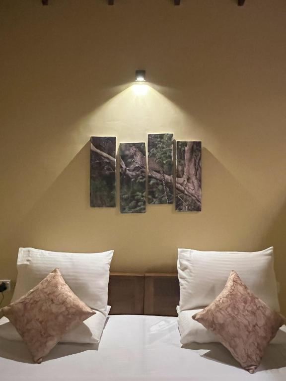 Postel nebo postele na pokoji v ubytování Cloud Nine Lanka Resort Wilpattu