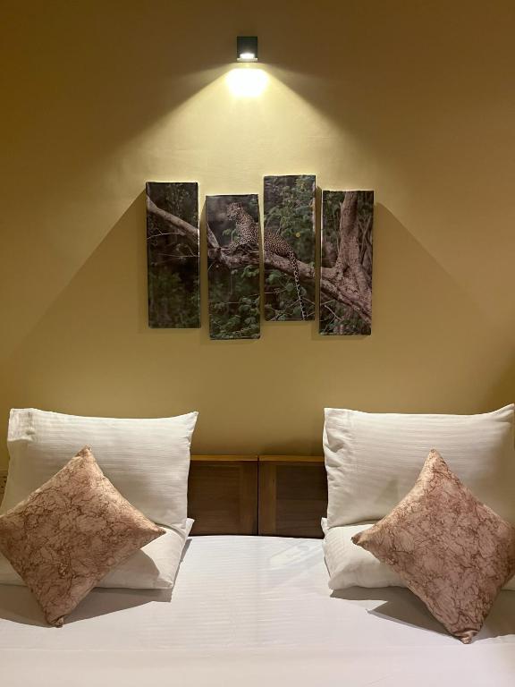 Postel nebo postele na pokoji v ubytování Cloud Nine Lanka Resort Wilpattu