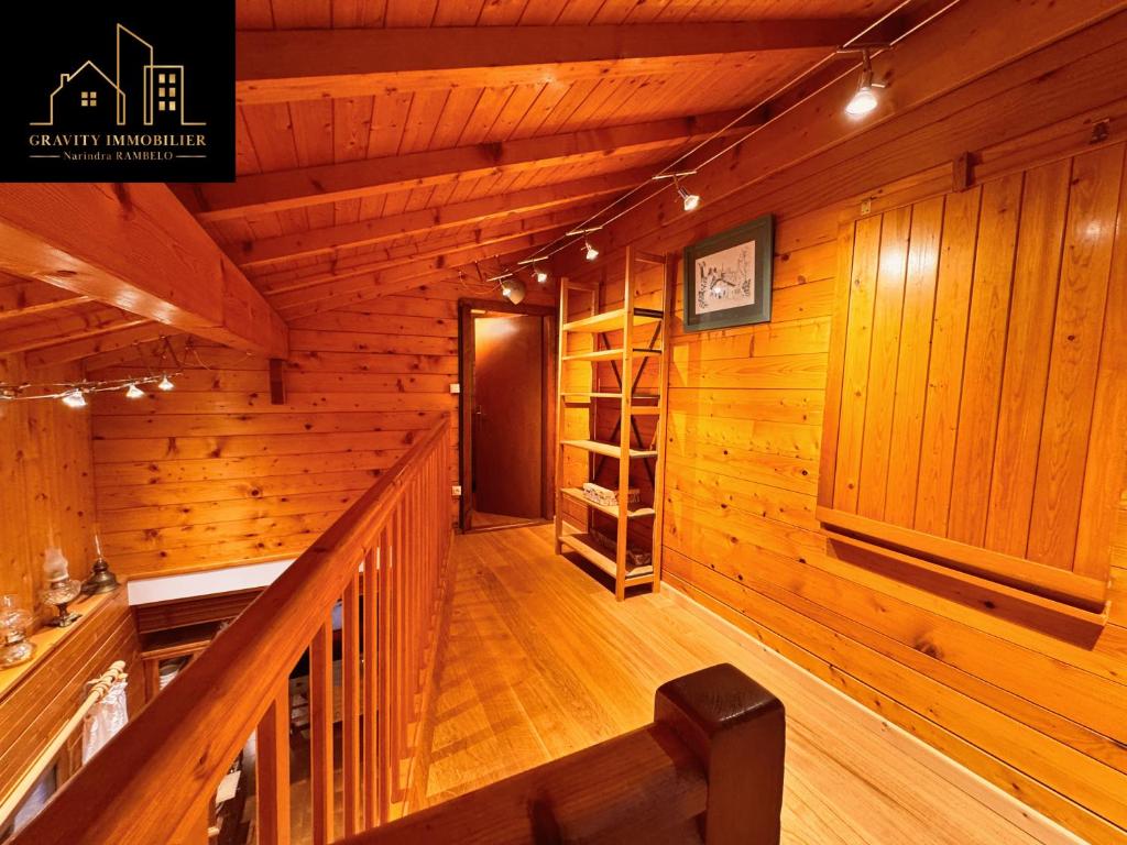un corridoio di una baita di tronchi con pareti in legno di Triplex Exceptionnel à La Clusaz a La Clusaz