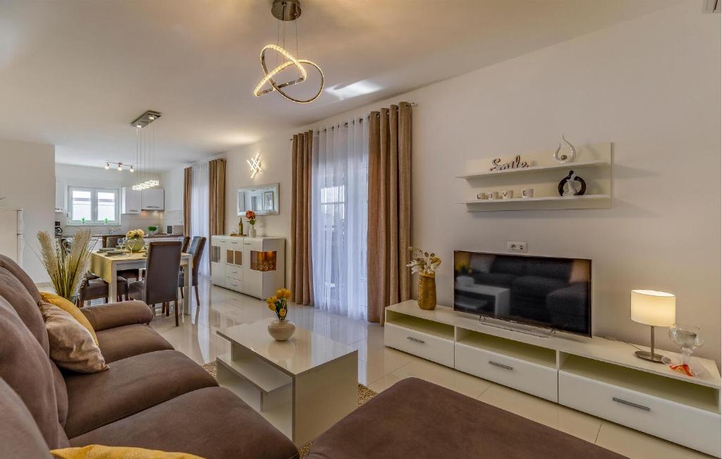 salon z kanapą i telewizorem w obiekcie 2 Bedroom Stunning Home In Skatari w mieście Šikići