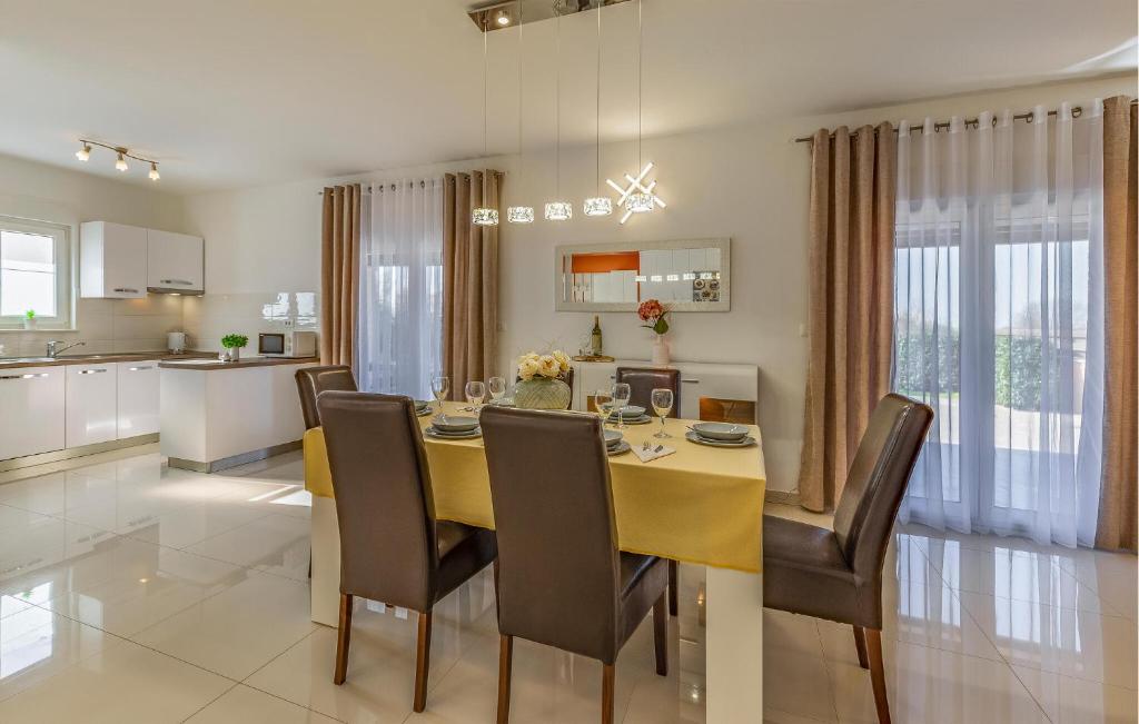 Kuchnia lub aneks kuchenny w obiekcie 2 Bedroom Stunning Home In Skatari