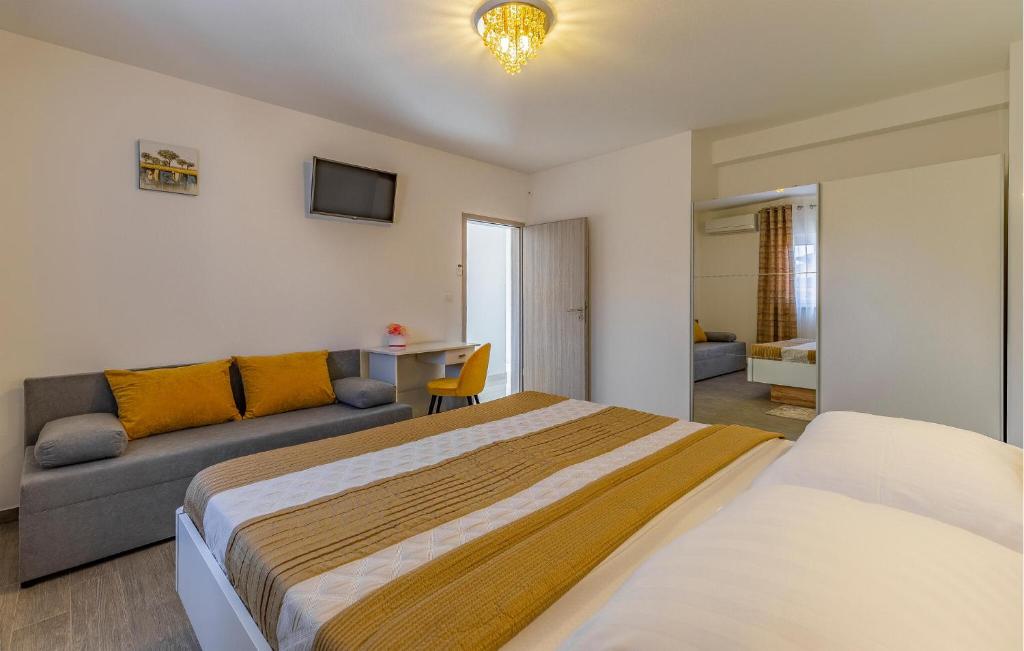 Łóżko lub łóżka w pokoju w obiekcie 2 Bedroom Stunning Home In Skatari