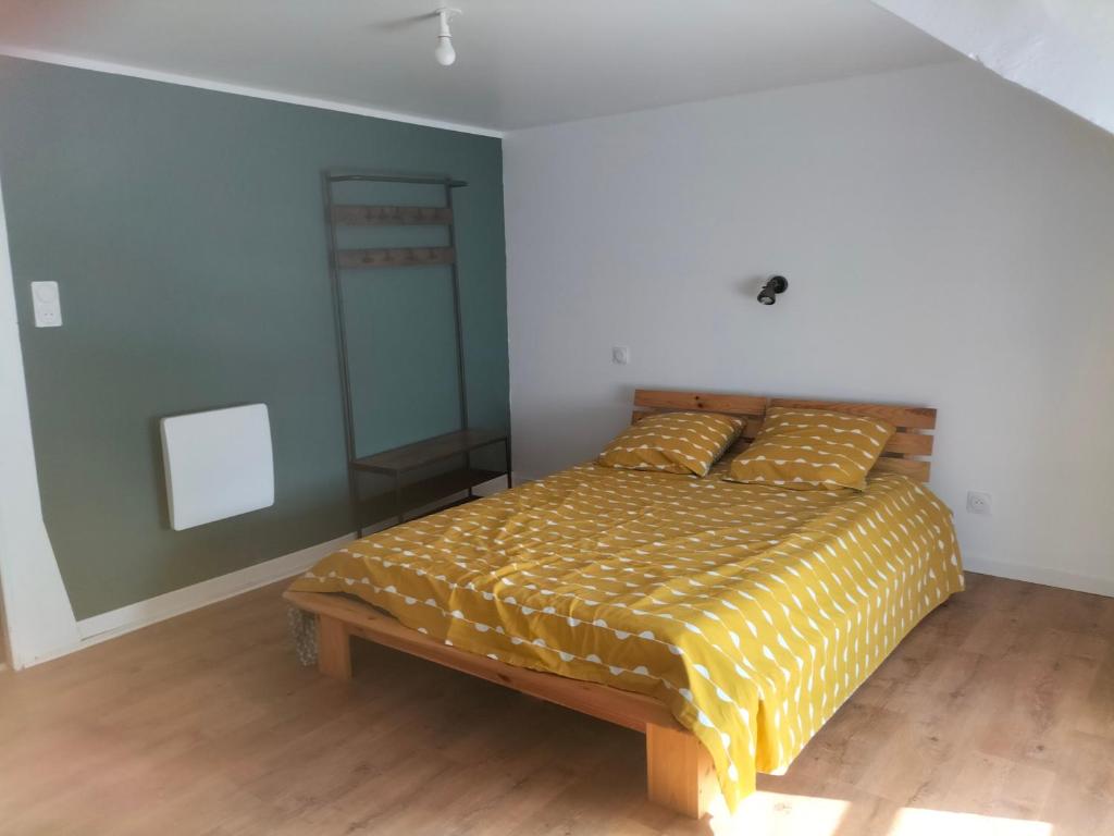 Ένα ή περισσότερα κρεβάτια σε δωμάτιο στο Petite maison chaleureuse