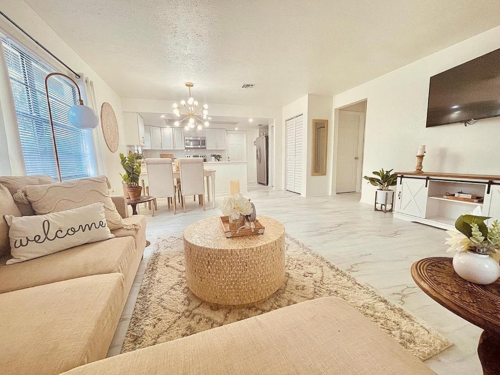 Una televisión o centro de entretenimiento en Cape Coral Hideaway