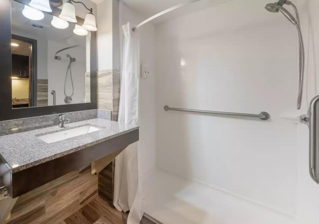 Quality Inn & Suites Mayo Clinic Area photo