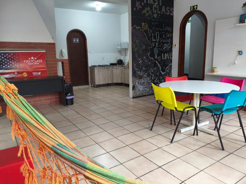 Kuchyň nebo kuchyňský kout v ubytování Quarto FIRST CLASS econômico DUPLO
