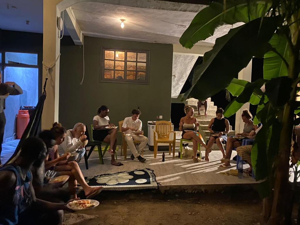 eine Gruppe von Menschen, die in einem Raum auf Stühlen sitzen in der Unterkunft Palm Grove lodge in Busua