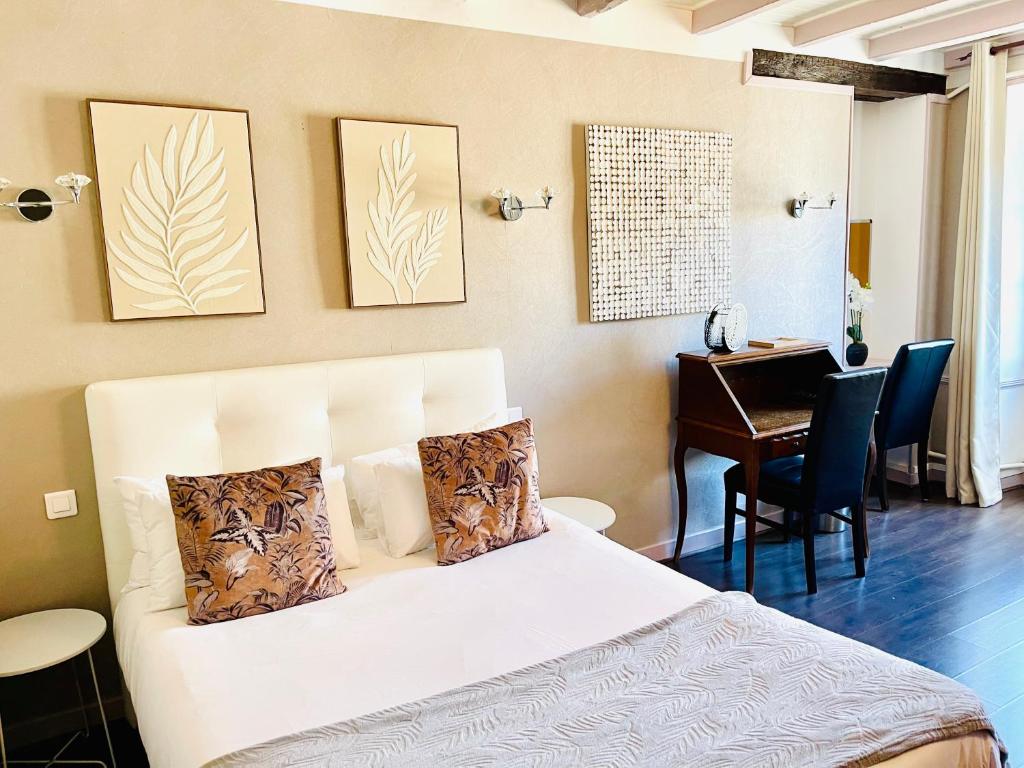 Postel nebo postele na pokoji v ubytování Hôtel du Roy