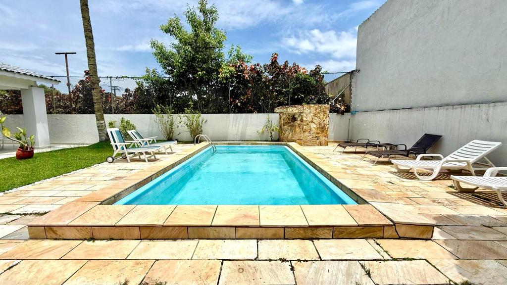 Πισίνα στο ή κοντά στο Linda Casa no Jardim Acapulco - Piscina e Churrasqueira - 8 Pessoas