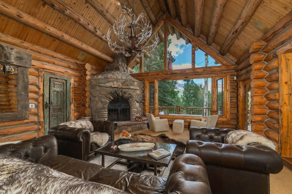 Χώρος καθιστικού στο Absolutely amazing slopeside mountain lodge with spa