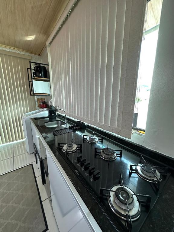 Kuchyň nebo kuchyňský kout v ubytování LOFT Completo - próximo ao Centro com Ar Condicionado