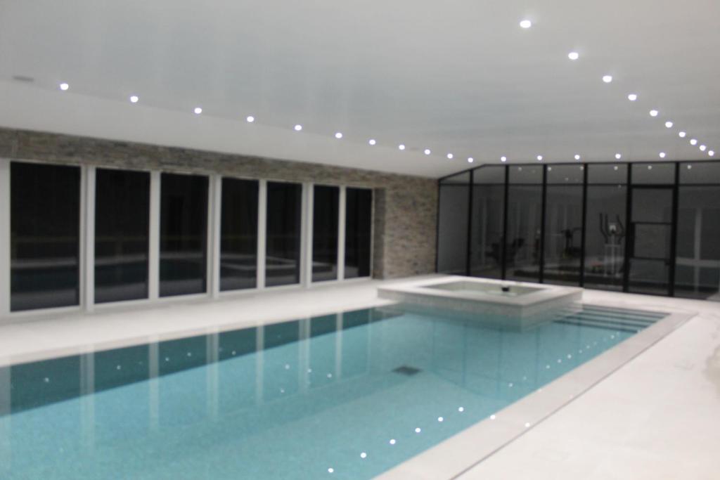 Swimmingpoolen hos eller tæt på Four Bedroom House With Private Pool - Stunning countryside location with parking close to Chester City Centre