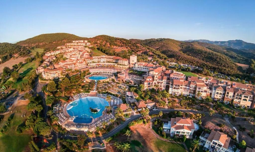 - une vue aérienne sur un complexe dans l'établissement Appartement saint Raphaël - cap esterel- 5 couchages- parking couvert, à Saint-Raphaël