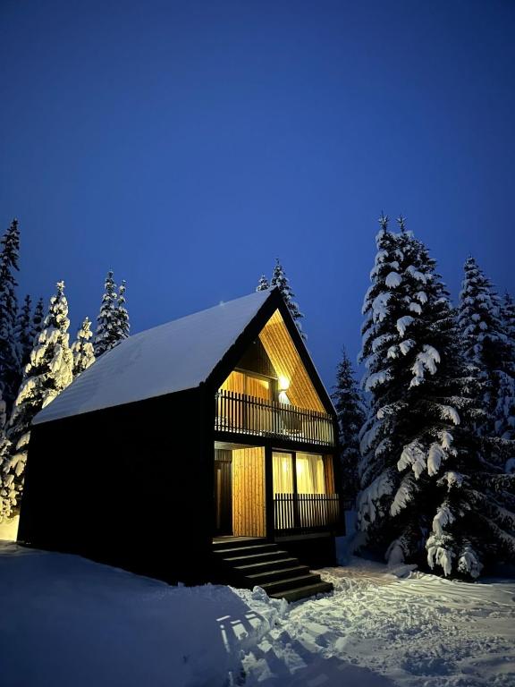 Black Chalet v zimě
