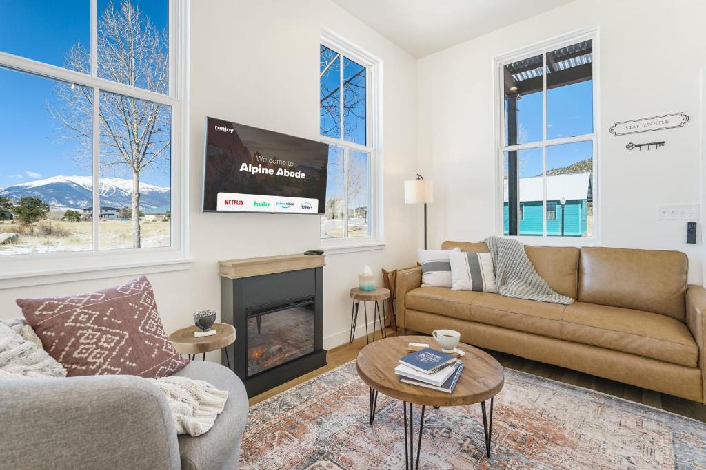 Χώρος καθιστικού στο Alpine Abode Private Main Level Studio