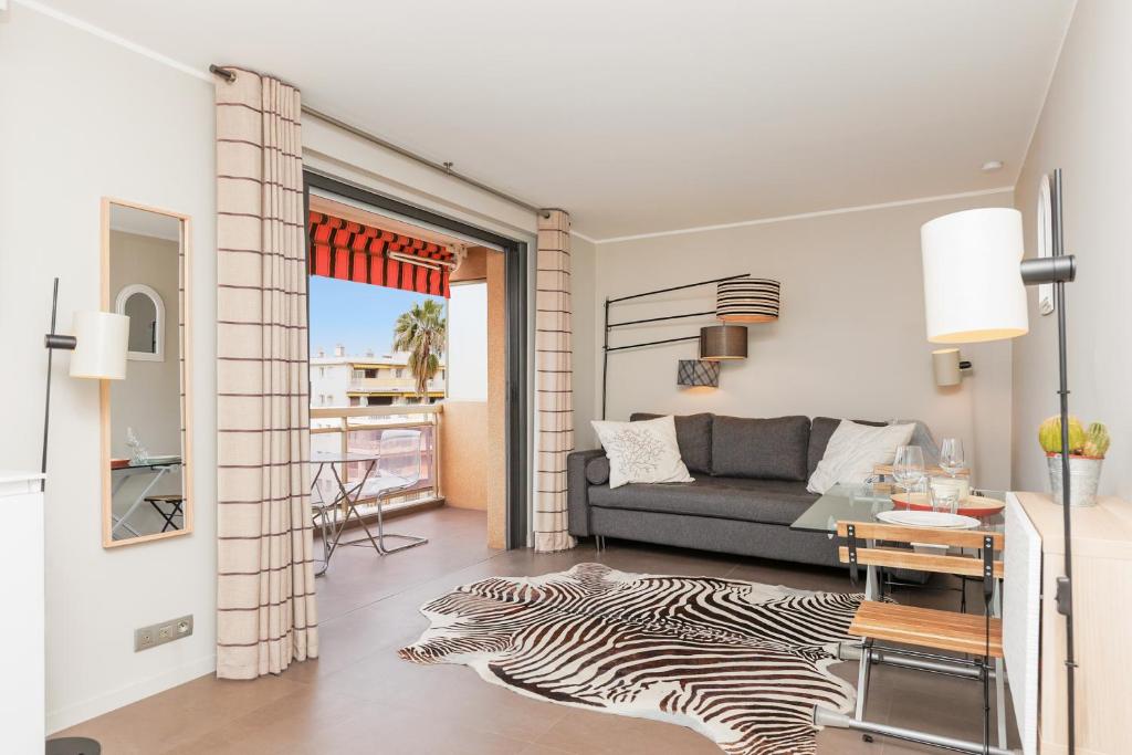 - un salon avec un tapis zébré au sol dans l'établissement Le Riviera - Cannes - Croisette - Casino, à Cannes