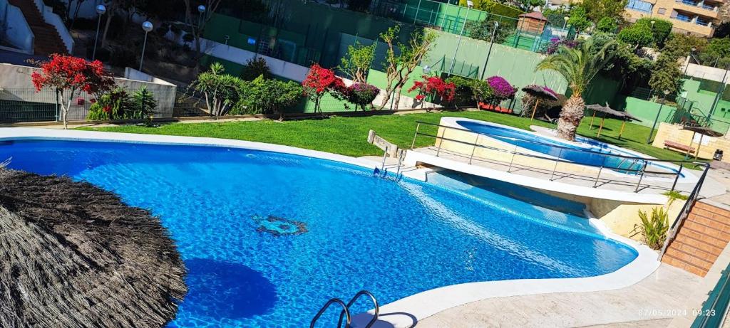 ビリャホヨサにあるParaiso Costero en Benidormの建物の前の大きな青いプール