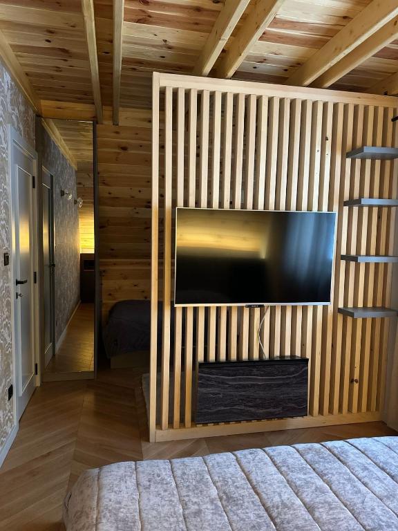 TV a/nebo společenská místnost v ubytování Black Chalet