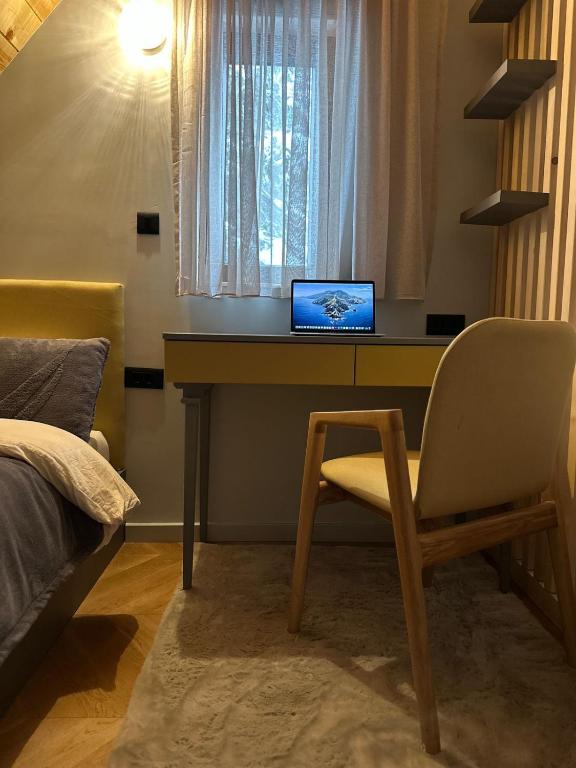 TV a/nebo společenská místnost v ubytování Black Chalet