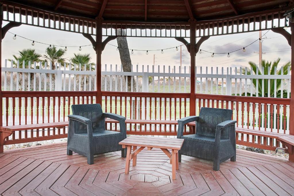 Balkón nebo terasa v ubytování Plantation Suites and Conference Center