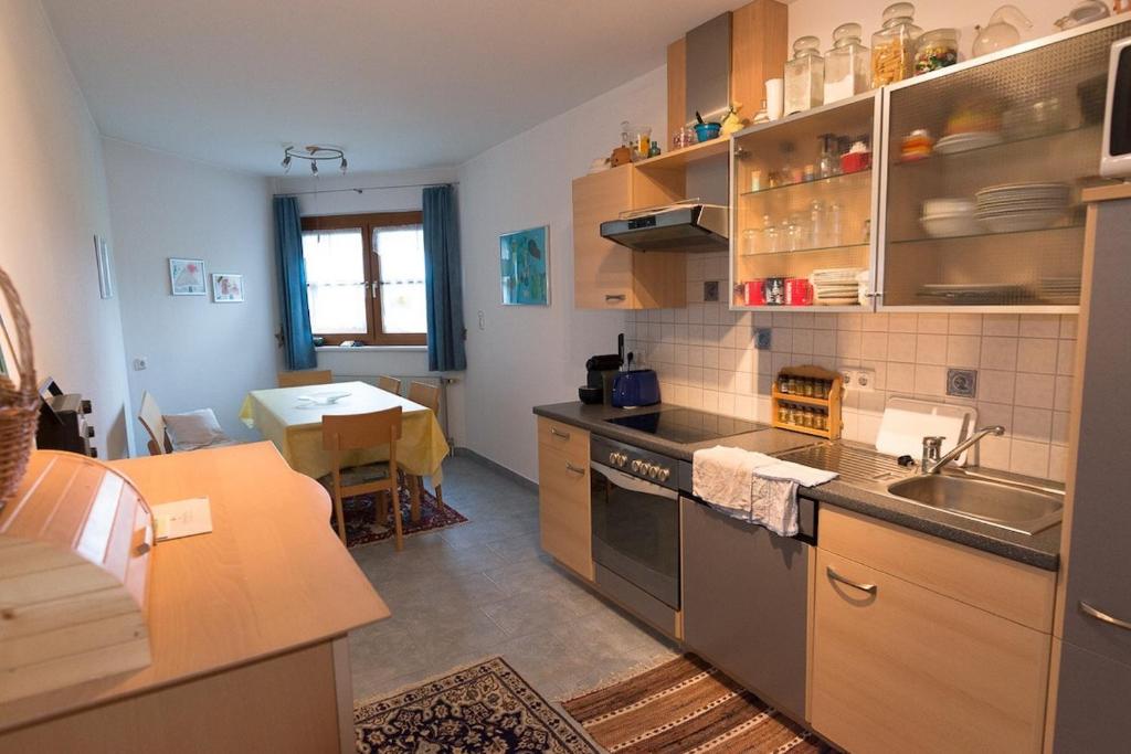 ヴァルヒゼーにあるGrosszügige Wohnung am Waldrandのシンクとコンロのあるキッチン