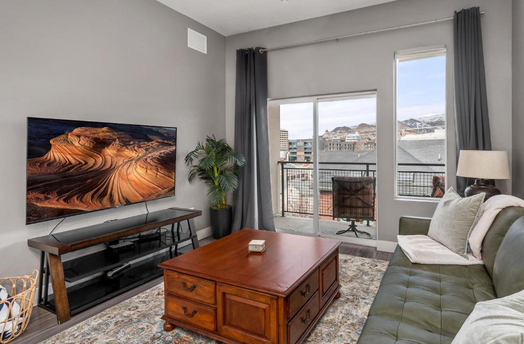 Fresh Look at Luxury Apt Penthouse King Bed Gym Pkg Pool New Salt