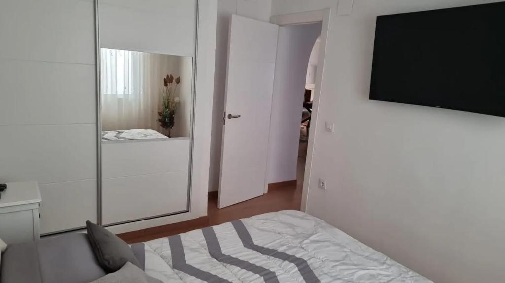 Posteľ alebo postele v izbe v ubytovaní Sunny Villa with Private Pool in Calpe + Enclosed Garden