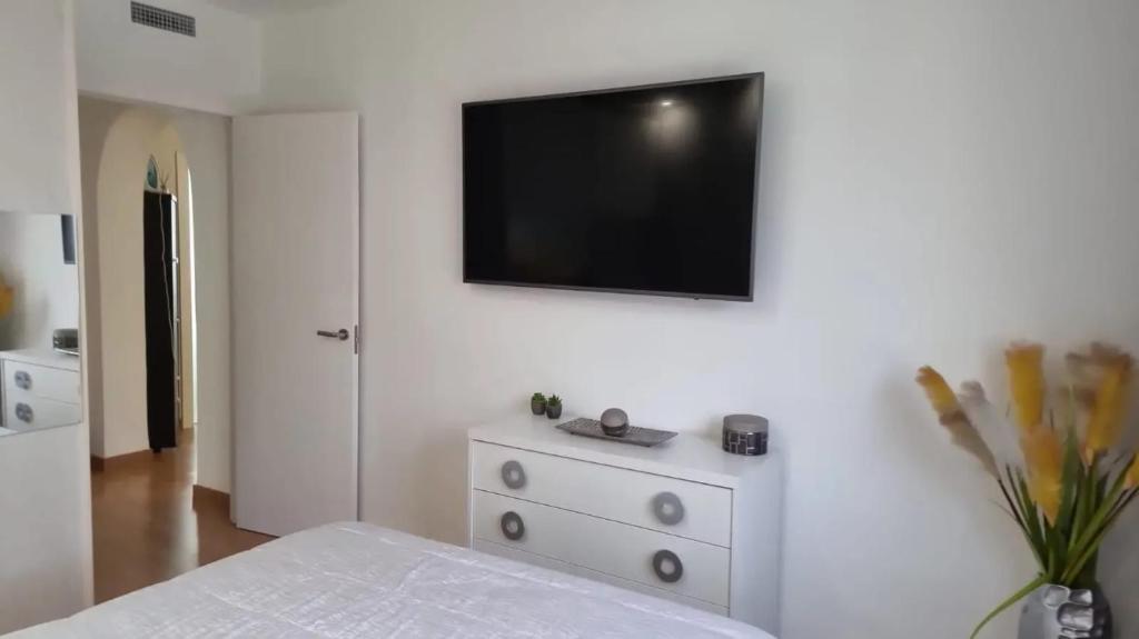 Televízia a/alebo spoločenská miestnosť v ubytovaní Sunny Villa with Private Pool in Calpe + Enclosed Garden