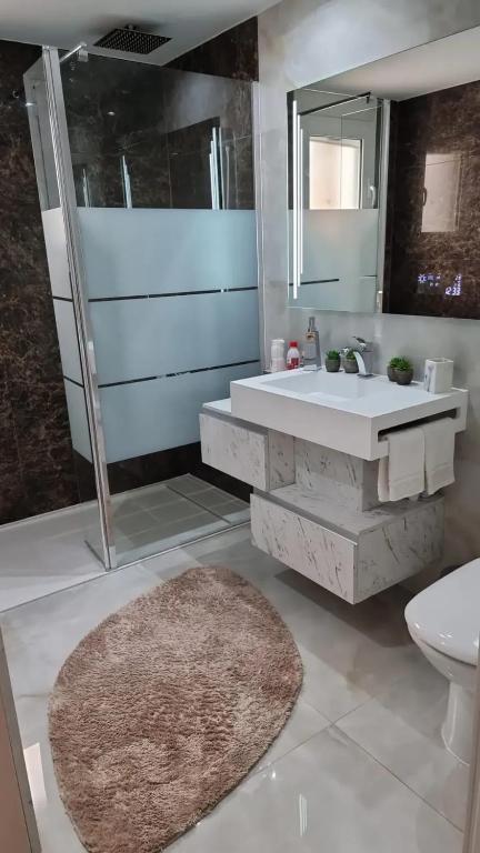 Kúpeľňa v ubytovaní Sunny Villa with Private Pool in Calpe + Enclosed Garden