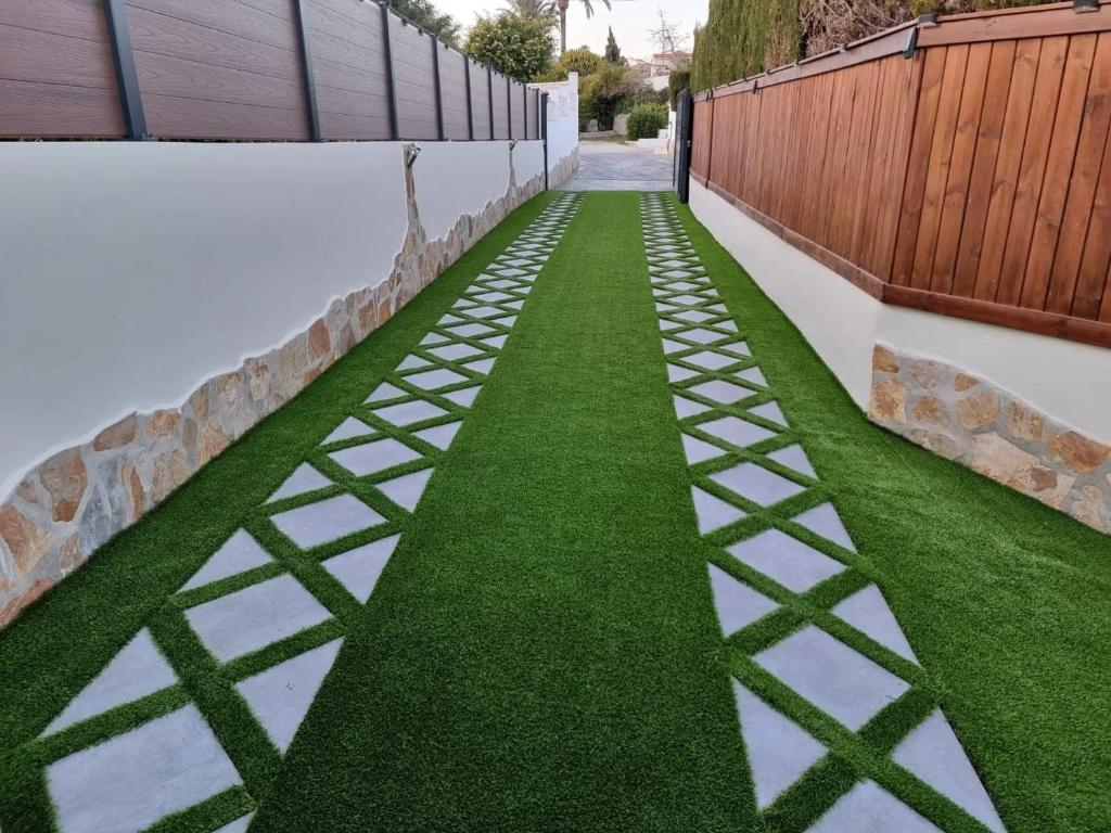 Vonkajšia záhrada v ubytovaní Sunny Villa with Private Pool in Calpe + Enclosed Garden