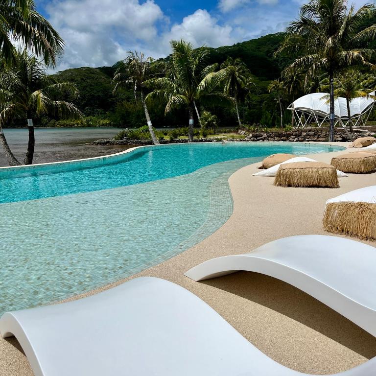 Bazén v ubytování APATOA Beach & Garden Village nebo v jeho okolí
