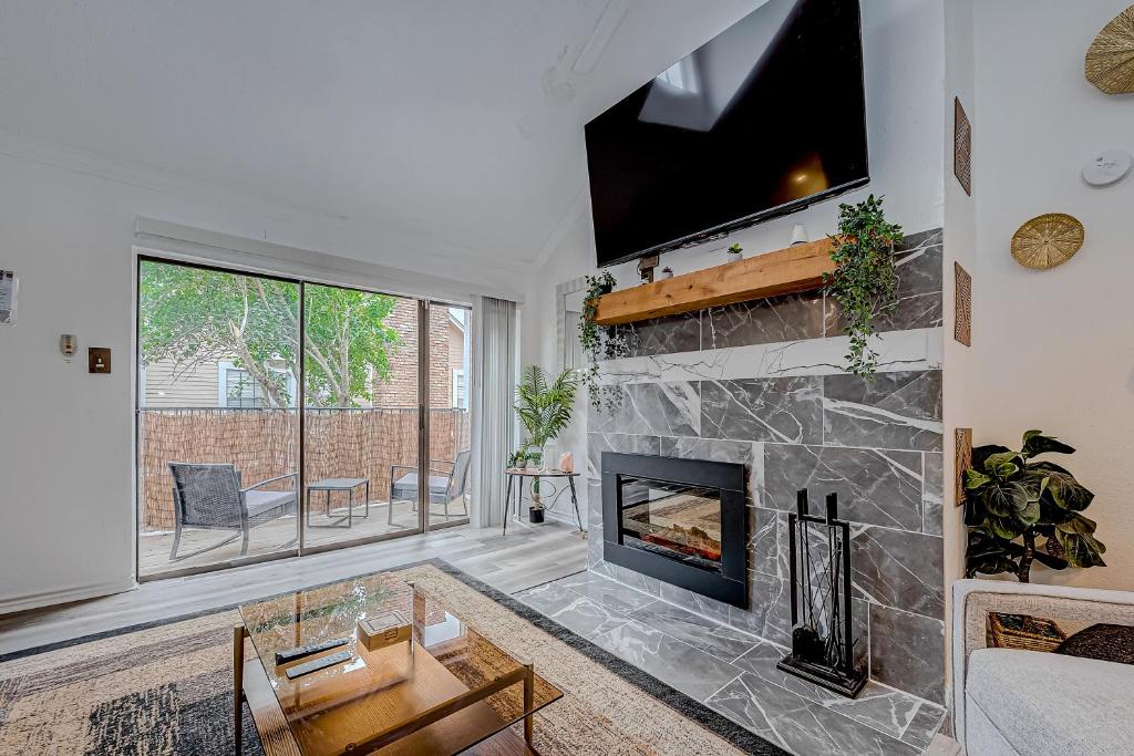 Μια τηλεόραση ή/και κέντρο ψυχαγωγίας στο Upscale 1br Condo In Med Center