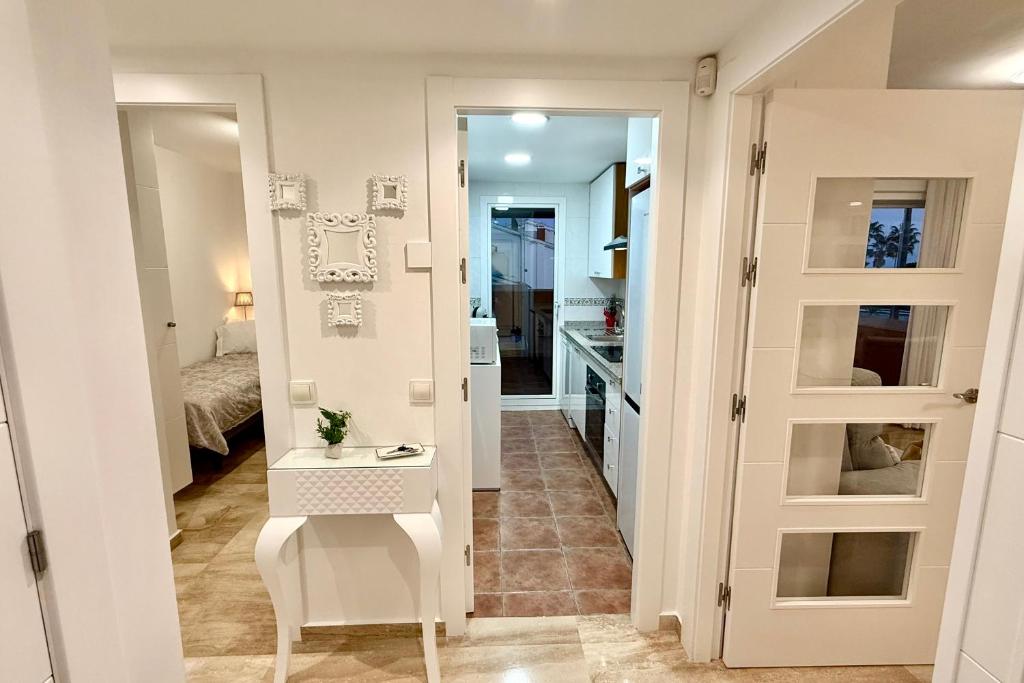 Zdjęcie z galerii obiektu MARBELLA ALICATE BEACHFRONT - Luxury Apartment-2 w Marbelli