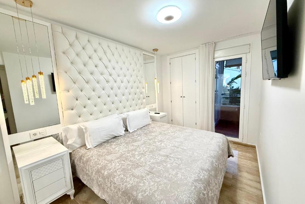 sypialnia z dużym łóżkiem i lustrem w obiekcie MARBELLA ALICATE BEACHFRONT - Luxury Apartment-2 w Marbelli