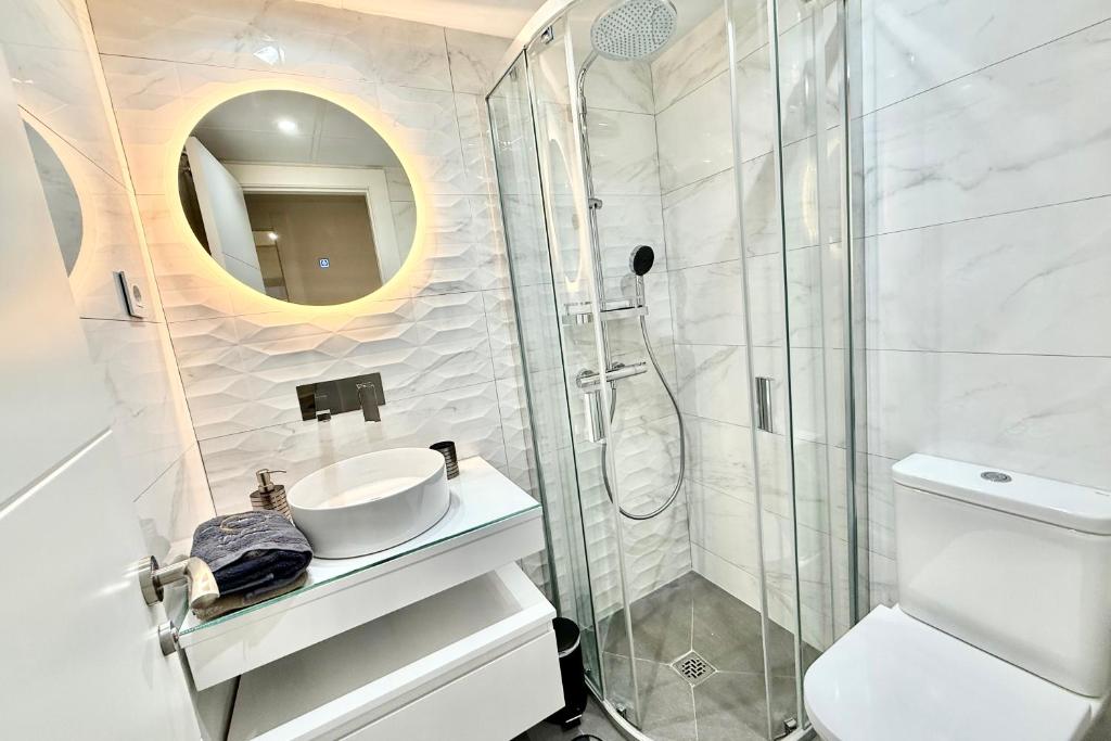 biała łazienka z umywalką i prysznicem w obiekcie MARBELLA ALICATE BEACHFRONT - Luxury Apartment-2 w Marbelli