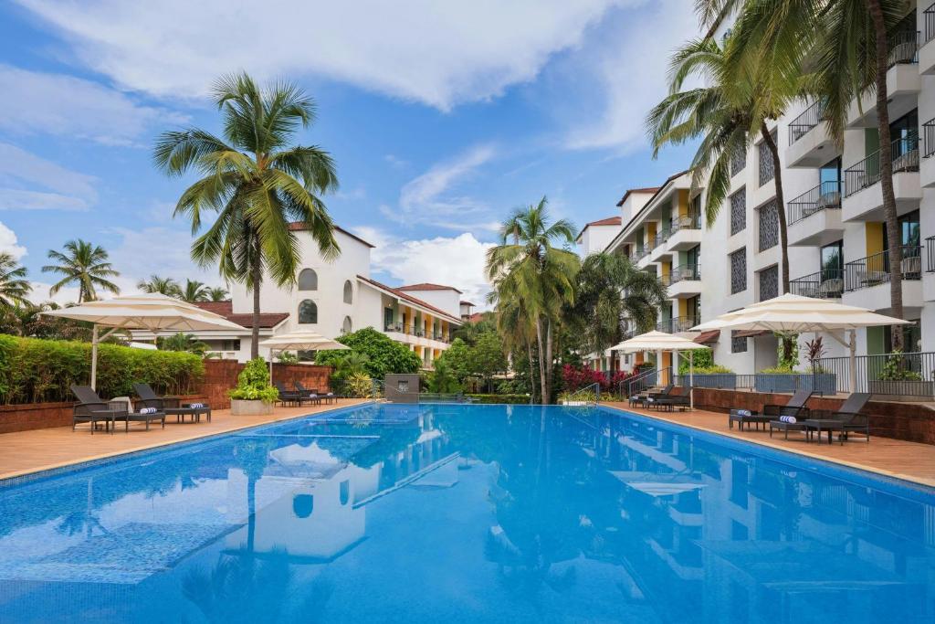 Bazén v ubytování Fairfield by Marriott Goa Anjuna nebo v jeho okolí