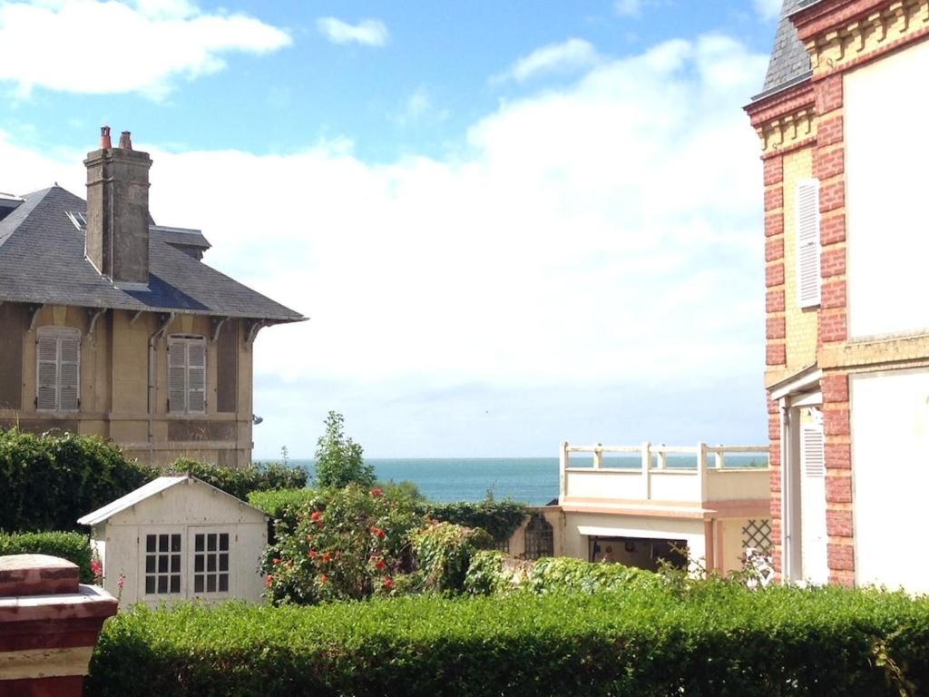 Cette maison ancienne offre une vue sur l'océan. dans l'établissement Vue mer, balcon, 50m plage & village, au calme - centre ville historique, 2P pour 4 maximum, à Villers-sur-Mer