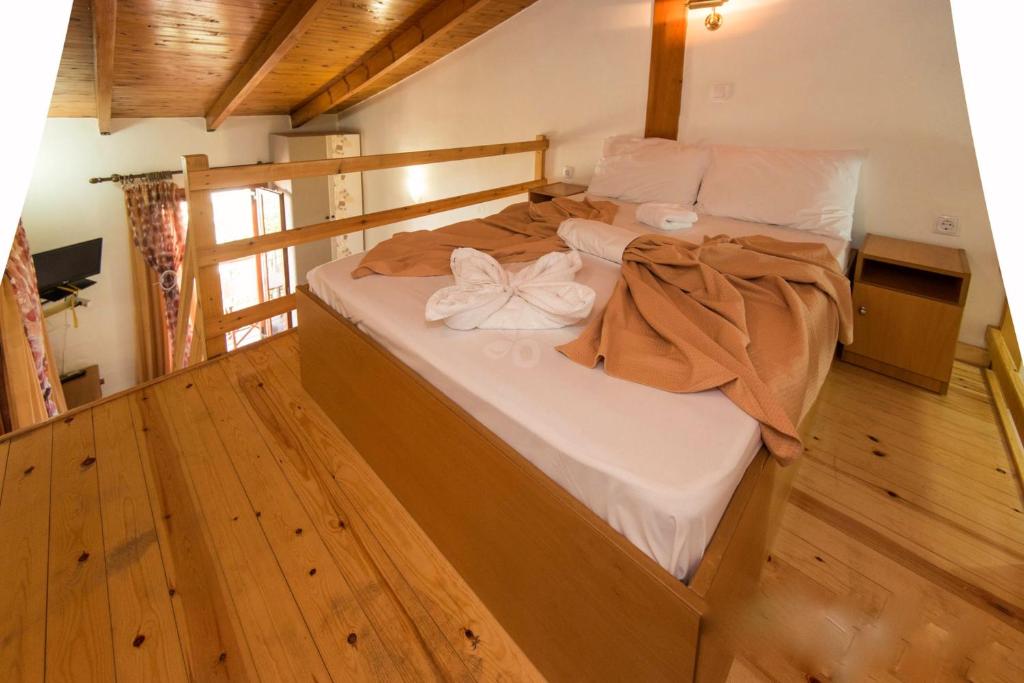 Barbara Studios - 17