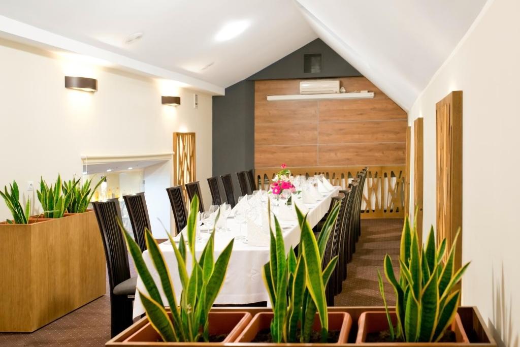 Reštaurácia alebo iné gastronomické zariadenie v ubytovaní Hotel Capitol