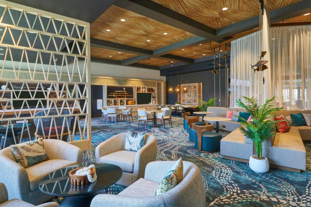 Uma área de estar em Courtyard by Marriott Oahu North Shore