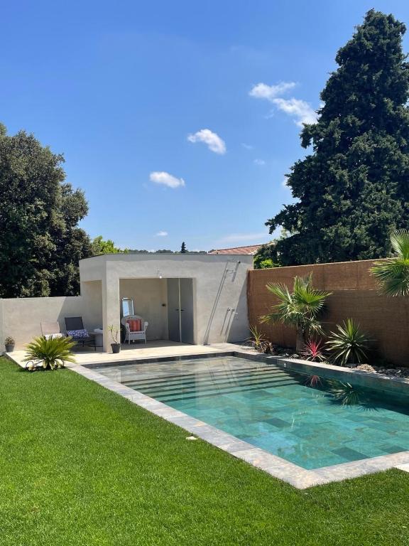 une piscine dans la cour d'une maison dans l'établissement Chez Sam & Nico, à Bollène