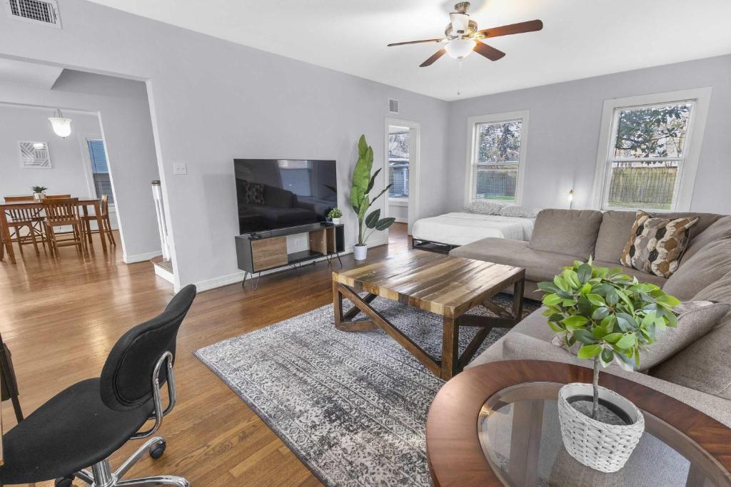 un soggiorno con un divano e un tavolo di Modern 3BD Getaway Close to Downtown& NRG I Wi-Fi & Parking a Houston