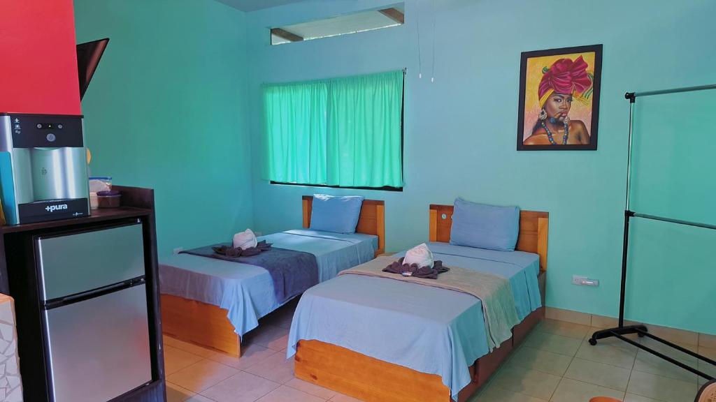 Postel nebo postele na pokoji v ubytování Caribbean Blue Morpho Casitas