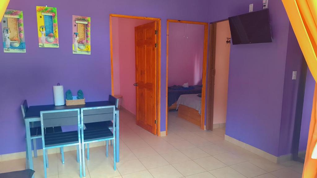 TV a/nebo společenská místnost v ubytování Caribbean Blue Morpho Casitas