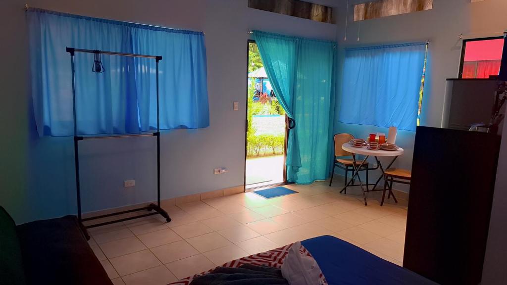 Postel nebo postele na pokoji v ubytování Caribbean Blue Morpho Casitas