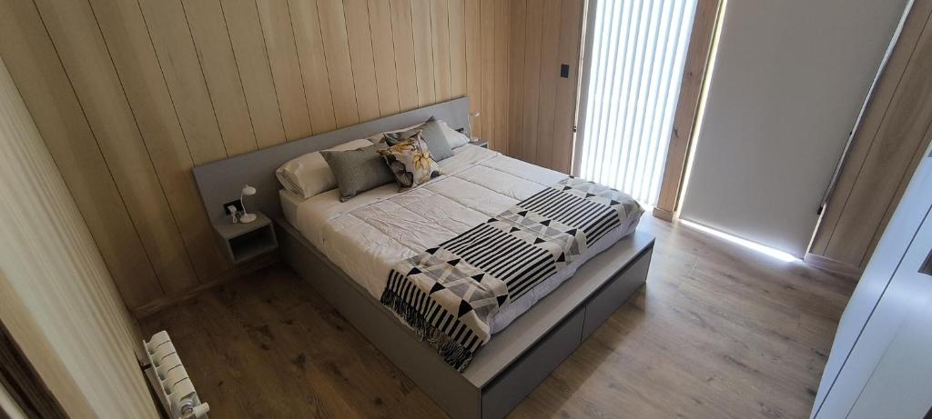 ein großes Bett in einem Zimmer mit in der Unterkunft Alquiler Turistico Centro Villa la Angostura in Villa La Angostura