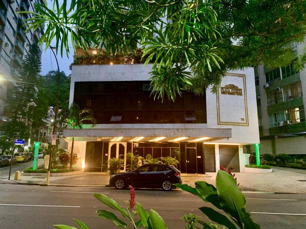a car parked in front of a building at Suíte independente apart hotel plaza Elysees 202B in Rio de Janeiro