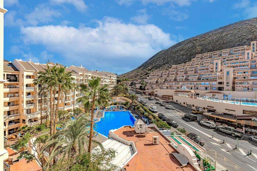 Cozy 2 bedroom apartment with pool view and 2 bathrooms in Los Cristianos