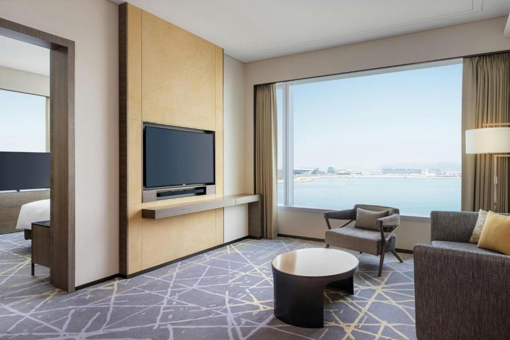 TV a/nebo společenská místnost v ubytování Sheraton Hong Kong Tung Chung Hotel